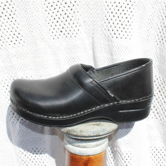 GUC Dansko Clogs Women Size 40 Black 8.5w - Picture 1 of 10